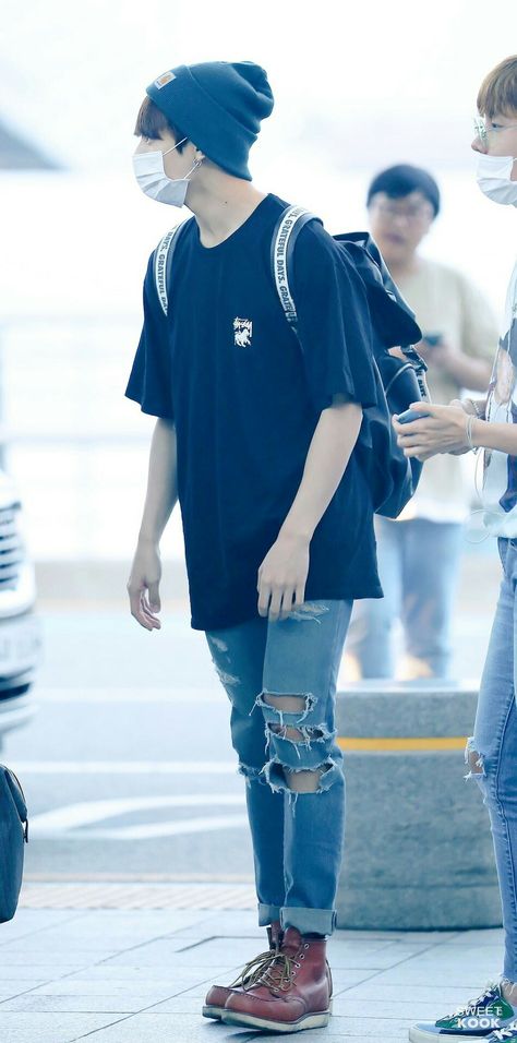 #jungkook #bts Jungkook Ripped Jeans, Ripped Jeans Outfit, We Are Bulletproof, Korean Fashion Winter, Korean Fashion Kpop, K Fashion, Jeon Jeongguk, Jeans Outfit, Jimin Jungkook