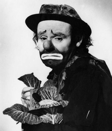 Portrait of Ringling Circus clown Emmett Kelly holding a cabbage head. Emmett Kelly Clown, Clown Character, Vintage Clowns, Laughing Horse, Famous Clowns, Emmett Kelly, Cabbage Head, Circus Sideshow, Trapeze Artist