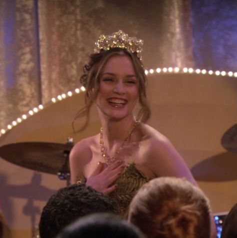 Blair Waldorf Prom, Gossip Girl Scenes, Waldorf Crown, Twt Layout, Gossip Girl Aesthetic, Prom Queen, Xoxo Gossip Girl, Prom Queens, Xoxo Gossip