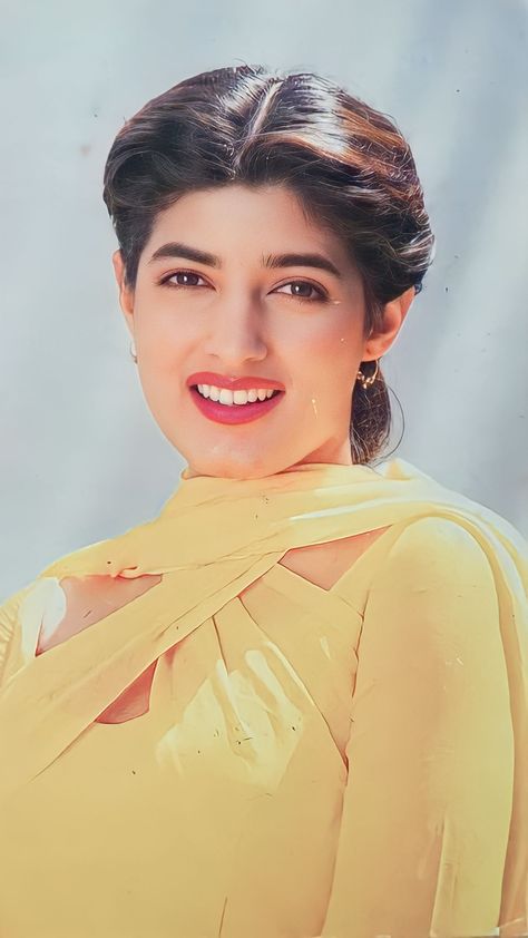 Twinkle Khanna 90s, Bollywood Makeup, Twinkle Khanna, Cute Photo Poses, Actress Hairstyles, Bollywood Pictures, Aamir Khan, Vintage Bollywood, Beauty Images