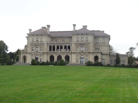 Late 1700s mansion Alfred Vanderbilt, Vanderbilt Houses, The Breakers Newport, Rms Lusitania, American Mansions, Richest Man, Anderson Cooper, William Henry, Costume Ball