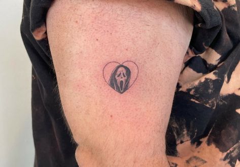 Scream Minimalist Tattoo, Scream Tattoos Ideas, Mini Scream Tattoo, Tiny Ghost Face Tattoo, Tiny Ghostface Tattoo, Matching Ghost Face Tattoos, Tattoo Ideas From Movies, Ghostface Flash Tattoo, Scream Flash Tattoo