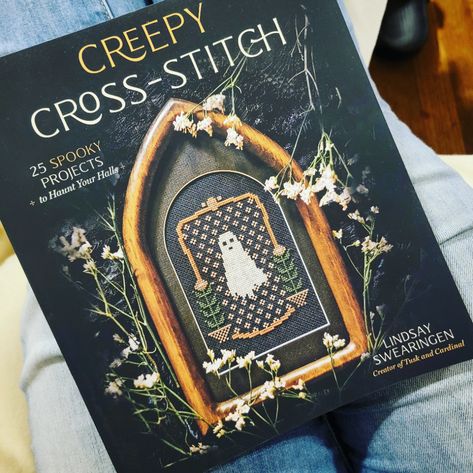 Creepy Cross Stitch, Spooky Projects, Cross Stitch Pattern Christmas, Gothic Cross, Halloween Cross Stitches, Stitching Ideas, Stitch Book, Cross Stitch Rose, Creepy Art