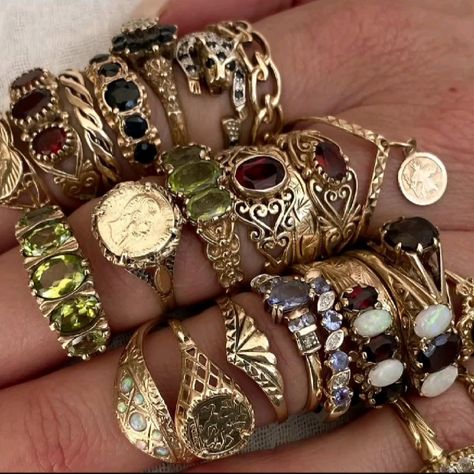 Lots Of Jewelry Aesthetic, Gold Mexican Jewelry, Future Streetwear, Chunky Nails, Maximalist Jewelry, Chunky Gold Jewelry, Ahs Style, Xoxo Jewelry, Chunky Jewellery