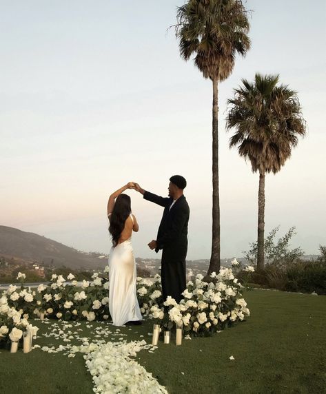 Emy Moore Proposal, Wedding Proposal Ideas Engagement, Cute Proposal Ideas, Dream Proposal, Proposal Pictures, Beach Proposal, Dream Beach Wedding, Bridal Shower Backdrop, Daily Schedules