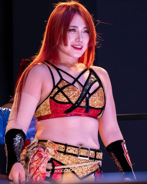 MAIKA STARDOM NJPW PRO WRESTLING Body Gestures, Buff Women, Wwe Female Wrestlers, People Videos, Body Reference Poses, Wwe Womens, Female Wrestlers, Body Poses, Pro Wrestling