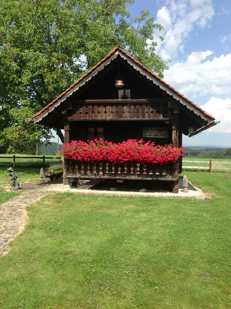 Small, quaint chalet! Bavarian Cabin, Aspen Chalet, Bavarian Architecture, Swiss Cabin, Chalet Plans, Scandinavian Cabins, Chalet Exterior, Chalet Decor, Swiss House