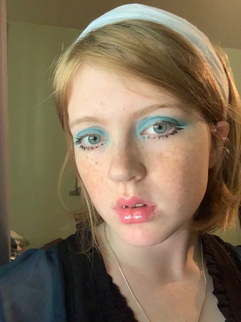 makeup, eyeliner, eyeshadow, mod, 60s,1960s, vintage, retro, new wave, lipgloss, headband, twiggy, cher, priscilla Blue 60s Makeup, 1960 Makeup Look, Twee Makeup, Whimsy Makeup, Twiggy Eyes, 1960 Makeup, 1960s Headband, Daphne Kluger, 60s Eye Makeup