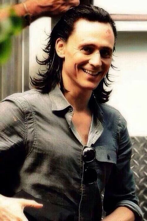 I love Toki photos!!! Tom Hiddleston Long Hair, Tom Hiddleston Hollow Crown, Tom Hiddleston With Black Hair, Loki Laufeyson Avengers 2012, Tom Hiddleston Professor, Loki Whispers, Tom Hiddleston Funny, Mullet Wig, Mullet Haircut