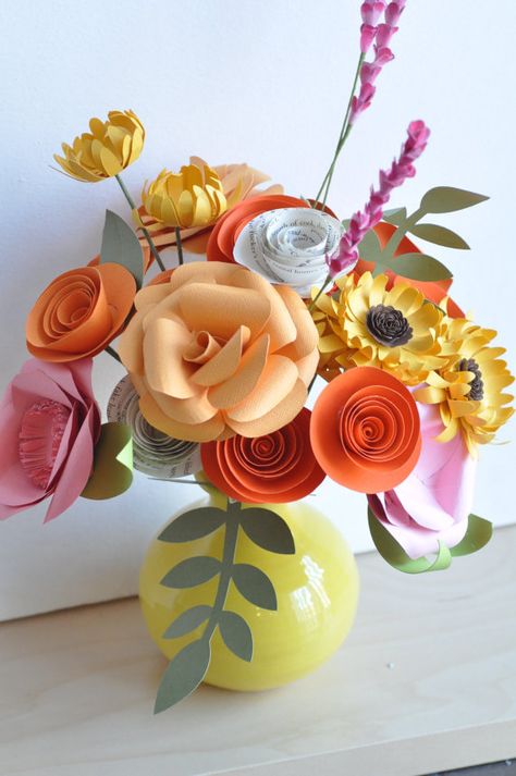 Paper Floral Arrangements, Paper Flower Bouquet Diy, Flower Making Crafts, Love Paper Crafts, Bouquet Paper, Flowers In The Attic, Flower Shadow, Easy Paper Flowers, Bee Creative