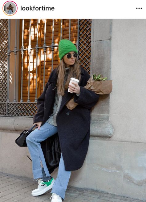 Colored Beanie Outfit, Lime Green Beanie Outfit, Beret Outfit Women, Green Beanie Outfit Aesthetic, Bright Beanie Outfit, Colorful Beanie Outfit, Green Beanie Outfit, Green Cap Outfit, Beanie Outfit Street Style