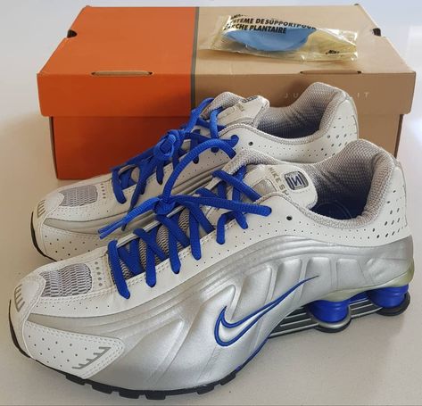 NIKE SHOX R4 TRAINERS MEN'S SNEAKERS VINTAGE 2006 OG DS RETRO BNIB RARE UK6.5, US 7.5. AVAILABLE NOW ON OUR EBAY SHOP. (LINK IN BIO) #nike… Nike Shox For Women, Nike Shox Turbo, Gym Basketball, Nike Shox R4, Nike Air Max Mens, Nike Air Flight, Vince Carter, Fashion Sportswear, Fashion Trainers