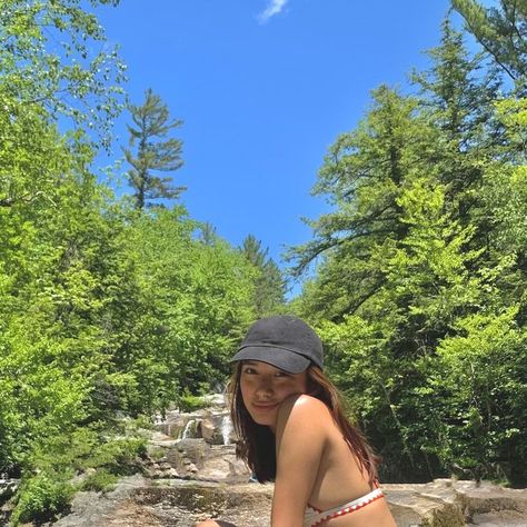 A girl in the middle of a river with a black hat and looking at the camera smiling, wearing a white bikini Photo In River Ideas, River Ig Pics, Pose Ideas Nature, River Pictures Ideas Summer, Cute River Pictures, River Inspo Pics, River Instagram Story, Aesthetic River Pictures, River Outfit Ideas