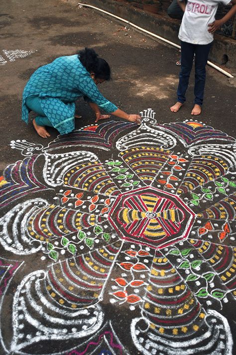 making a mandala in Southern India Lines And Shapes, Kolam Rangoli, Indian Patterns, Indian Painting, Kolam Designs, Grid Pattern, Chalk Art, South India, Geometric Lines