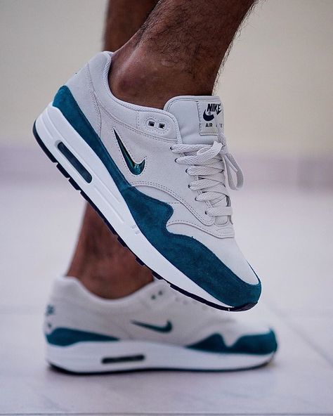 Nike Air Max Premium, Nike Airmax 1, Snicker Shoes, Nice Sneakers, Sneaker Trend, Sneaker Outfits, Sneakers Nike Air Max, Nike Fashion Shoes, All Nike Shoes