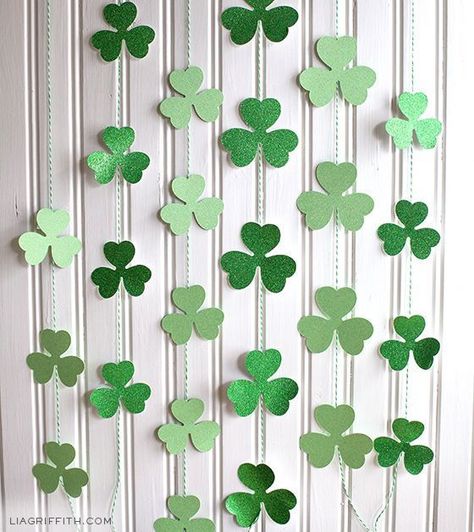 Shamrock Garland, St Patricks Decorations, Day Party Decor, Fete Saint Patrick, San Patrick, St Patricks Day Crafts For Kids, St Patrick's Day Decorations, Saint Patties, St Pats