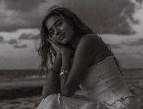 Beach Sunset Portrait Photography, Senior Picture Ideas Portrait, Editorial Mountain Photoshoot, Film Photo Shoot Ideas, Surf Senior Pictures, Senior Picture Ideas Black And White, Rainy Senior Pictures Photo Ideas, Nighttime Senior Pictures, Film Senior Pictures