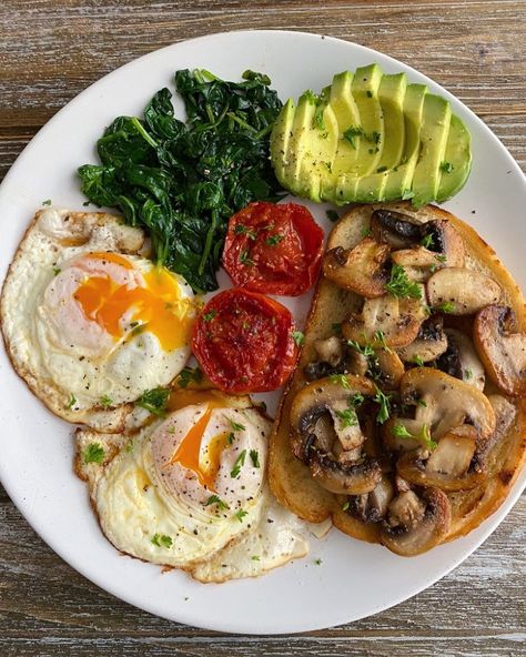 Good morning! A savory yogurt bowl for the win! Creamy full fat plain Greek yogurt with smoked salmon 🍣, cucumber 🥒, avocado 🥑, capers… | Instagram Healthy Food Menu, Healthy Food Inspiration, Idee Pasto, Healthy Food Dishes, Mediterranean Food, Makanan Diet, Health Dinner, Healthy Food Motivation, Healthy Lifestyle Food