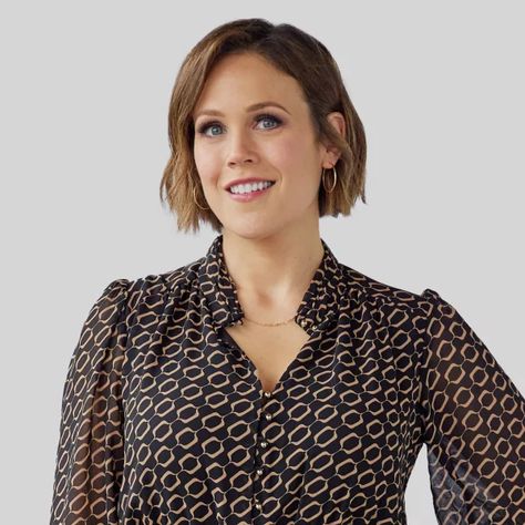 Erin Krakow Hair, Wedding Cottage, Erin Krakow, Hallmark Channel, Krakow, Haircut Ideas, The Cast, Short Haircuts, Bob Hairstyles