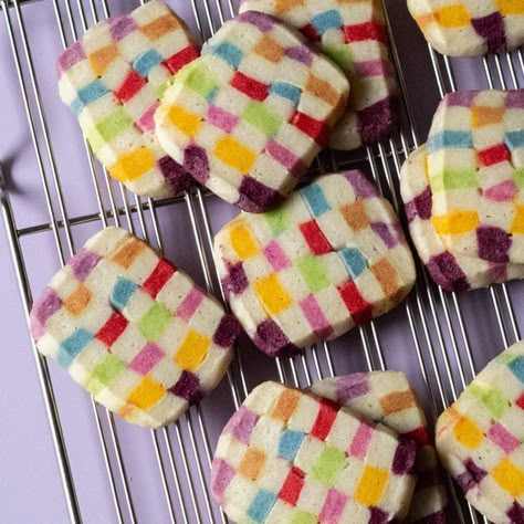 Shortbread Cookie Decorating, Colorful Baked Goods, Shortbread Cookies Aesthetic, Cookie Packaging Diy, Christmas Cookie Packaging Ideas Diy, Cookies Packaging Ideas Diy, Quilt Cookies, Christmas Cookies Packaging, Icebox Cookies