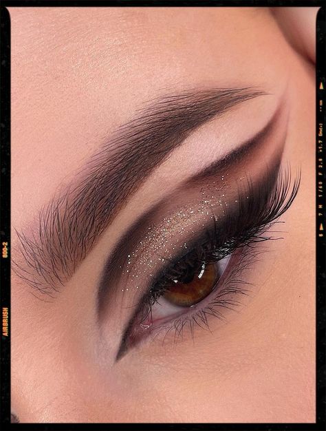 Makeup Looks Inspiration Cutcrease Eyemakeup Brown, Eyemakeup Brown, Makeup Looks Inspiration, Cutcrease Eyemakeup, Madison Beer Makeup, Brown Makeup Looks, Fashion Trend Board, App Filter, Holiday Makeup Looks