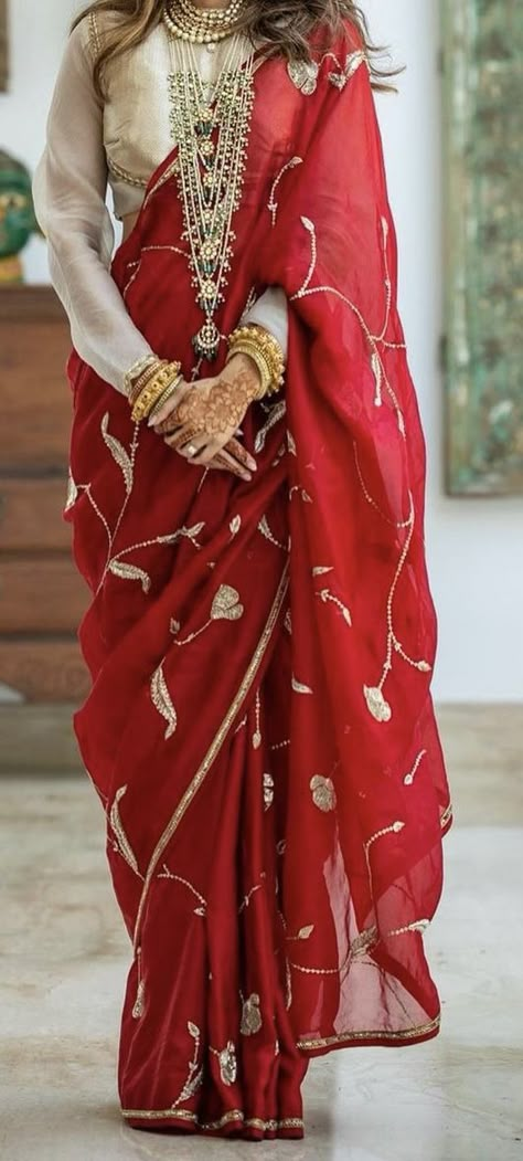 Crop Shrug Outfit, Karwachauth Saree Ideas, 80s Saree Look, Chikankari Saree Styling, Karwachauth Dress Ideas Saree, Boho Saree Look, Red Saree Blouse Color Combinations, Beautiful Sarees Party Wear, Simple And Elegant Saree Look