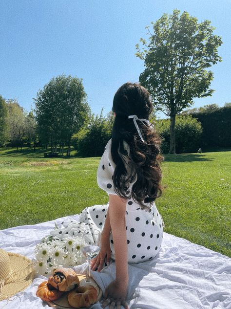 Aesthetic Picnic Photos, Modest Picture Ideas, Picnic Pictures Ideas, Picnic Photo Ideas Instagram, Picnic Poses Photo Ideas, Aesthetic Picnic Pictures, Outfits Para Picnic, Picnic Dress Ideas, Summer Dress Photoshoot