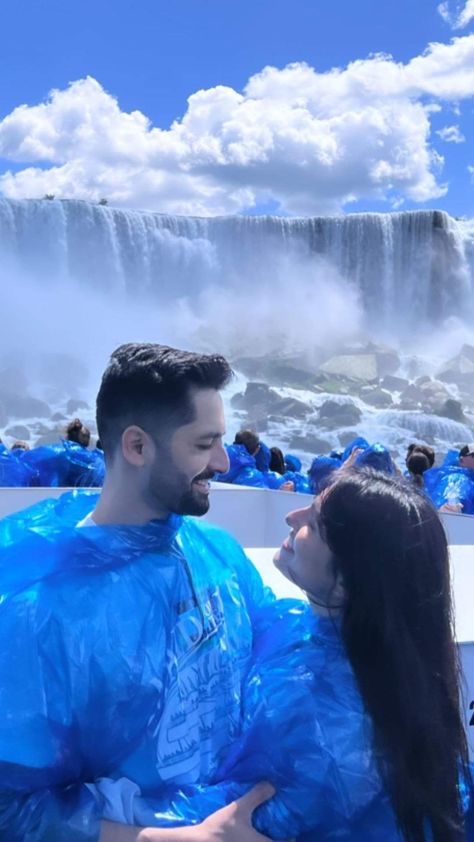 #AyezaKhan and #DanishTaimoor enjoying at Niagra Falls Canada with their kids ❤ Niagara Falls Couple Pictures, Niagara Falls Picture Ideas Canada, Niagara Falls Outfit, Niagara Falls Pictures, New York Photoshoot, Fall Couple Pictures, Niagara Falls Canada, Mom Bod, Canada Photos