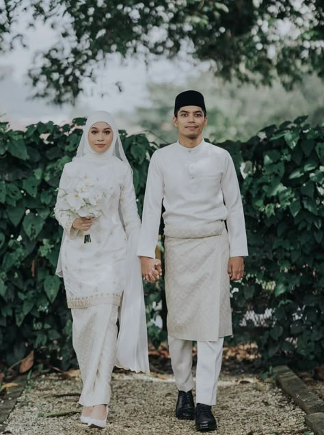 Baju Melayu Lelaki Aesthetic, Baju Nikah Klasik Kurung Songket, Baju Kurung Wedding Dresses, Tema Kahwin Melayu Klasik, Wedding Klasik Melayu, Malay Nikah Outfit, Melayu Klasik Tema, Klasik Melayu Wedding, Baju Akad Nikah Muslim Simple