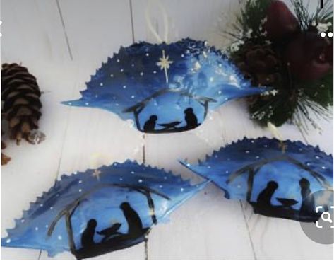 Christmas Shells, Oyster Crafts, Paint Magic, Painted Sand Dollars, Cajun Christmas, Crab Ornament, Shell Creations, Painted Seashells, Shell Painting