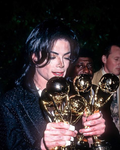 Michael jackson HQ photo 🖤 Michael Jackson Awards, Michael Jackson Dangerous, Mike Jackson, Hee Man, World Music Awards, Apple Head, Michael Jackson Rare, Michael Jackson Art, Photos Of Michael Jackson