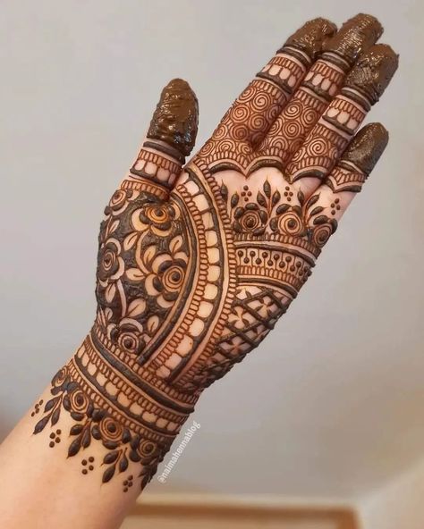 Henna Design Hand, Henna Tattoo Design, Beautiful Simple Mehndi Design, Tattoos Henna, Front Mehndi Design, Palm Mehndi Design, Simple Mehendi Designs, Henna Hand, Design Mehndi