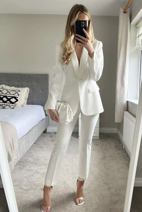 White Suit Graduation Outfit, White Suit For Wedding Women, Womens White Pants Suit, Blazer Blanco Outfit Formal, Outfit Blazer Blanco Elegante, Bridal Suits For Women, White Formal Outfit, White Pant Suit Women, White Suits For Women