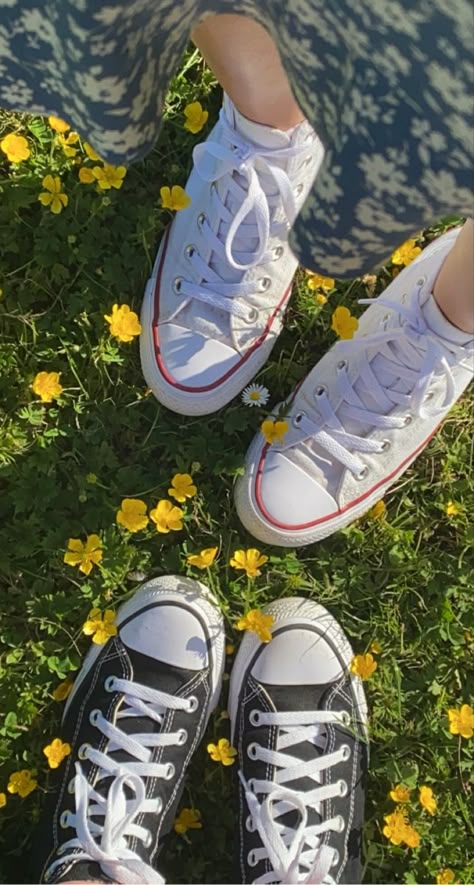 Aesthetic Shoe Pictures, Converse Couple, Converse Wallpaper, Aesthetic Boots, Tenis Converse, Converse Aesthetic, Instagram Shoes, Aesthetic Grunge Outfit, Friend Poses Photography