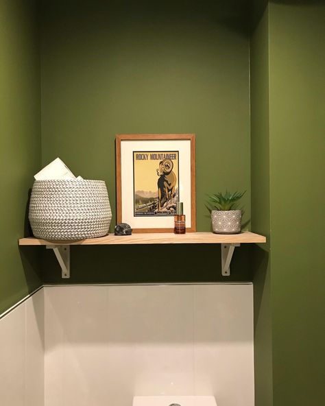 Sap Green Farrow And Ball, Green Farrow And Ball, Farrow And Ball Living Room, Comfy Things, Green Bedroom Walls, Sap Green, Hotel Ideas, Wall Colour, Interior Colour