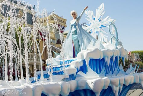 Frozen Parade Float, Christmas Floats, Christmas Parade Ideas, Frozen Musical, Parade Float Ideas, Homecoming Floats, Christmas Parade Floats, Frozen Jr, Disney Parade