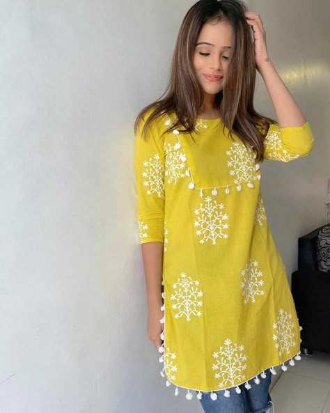 Short Kurti Latest Design, Short Kurti Styles Latest Pakistani, Printed Kurti With Jeans, Tunic Kurti Designs, Short Kurtis On Jeans, Kurti Designs Latest For College, Short Kurti Pattern On Jeans, Simple Short Kurta Designs, Long Kurti For Jeans