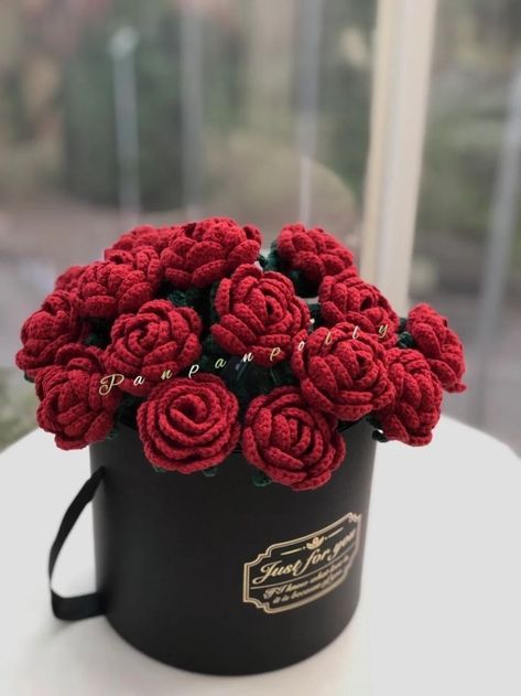 Crochet Flowers For Beginners, Trendy Crochet Projects, Easy Crochet Rose, Flowers For Beginners, Crochet Jumper Pattern, Art Au Crochet, Bouquet Crochet, Flower Projects, Crochet Roses