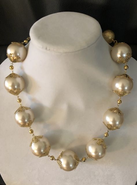 Pearl Necklace With Gold, Pearl Mala, Gold Cap, Pearl Necklace Designs, Jewelry Set Design, Beaded Necklace Designs, Antique Bridal Jewelry, Silver Wedding Jewelry, Bridal Jewelry Collection