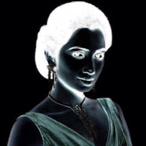 See her original image:  Look at the red dot on her nose for 30 seconds, the stair at your ceiling and you will see the her original picture! Eye Illusions, Illusion Pictures, Eye Tricks, Cool Illusions, Funny Mind Tricks, Cool Optical Illusions, Magic Eyes, Mind Tricks, Illusion Art