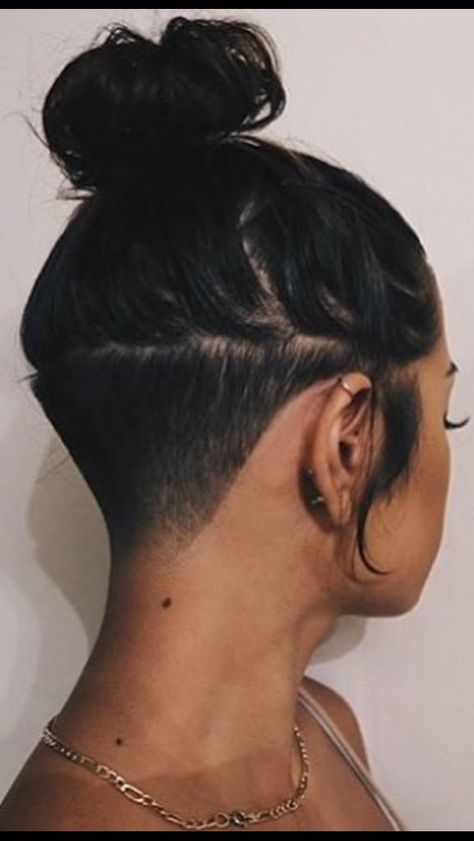 Nape Undercut Curly Hair, Best Undercut Hairstyles, Undercut Hair Designs, Undercut Hairstyles Women, Undercut Long Hair, Undercut Designs, Undercut Styles, Shaved Hair Designs, Nape Undercut