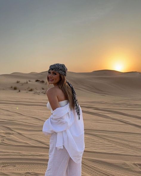 Marakesh Photo Ideas, Hurgada Egypt Outfit, Egypt Outfit Ideas, Sahara Outfit, Dessert Outfit Women, Marrakech Photoshoot, Abu Dhabi Outfits, Dubai Summer Outfits, Sahara Desert Outfit