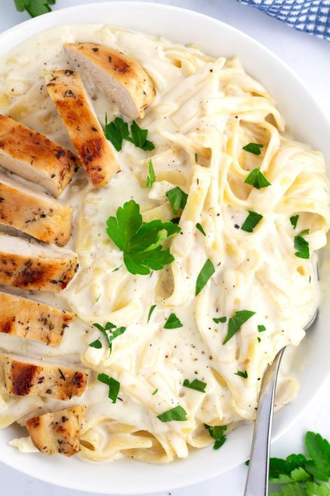 Chicken Alrefredo, Best Spices For Chicken, One Pot Chicken Alfredo, Dinner Aesthetic, Delicious Sweets, Food Pasta, One Pot Chicken, Party Food Platters, Pasta Dinner Recipes