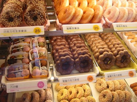 Doughnut Shop Aesthetic, Donuts Aesthetic Korean, Cute Korean Bakery, Mr Donut, Korean Cafe Pastries, Mister Donut Japan, Mr Food Recipes, Taipei Restaurant, Bakery Breakfast