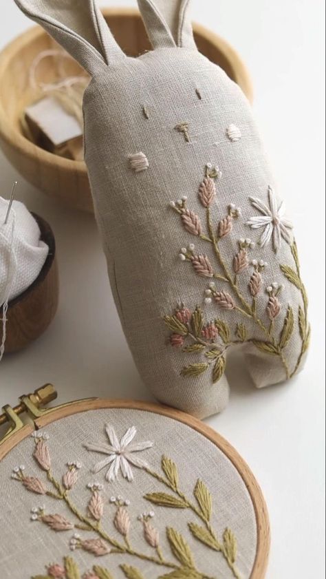 Pattern Design Embroidery, Embroidery Pattern Design, Bunny Embroidery, Crewel Embroidery Kits, Animal Embroidery Designs, Embroidery Patterns Vintage, Animal Embroidery, 자수 디자인, Design Embroidery