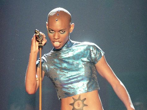 Angry Black Woman, Being Excluded, Skunk Anansie, Hairstyles For Wavy Hair, Black Punks, Female Musicians, Women's Hairstyles, Black Goth, Afro Punk