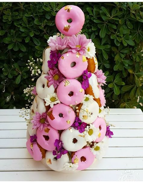 Floral Donuts Aesthetic, Donuts Ideas, Donut Decorating Ideas, Alternative Wedding Cakes, Homemade Iced Coffee, Doughnut Party, Donut Tower, Donut Flavors, Macaron Tower