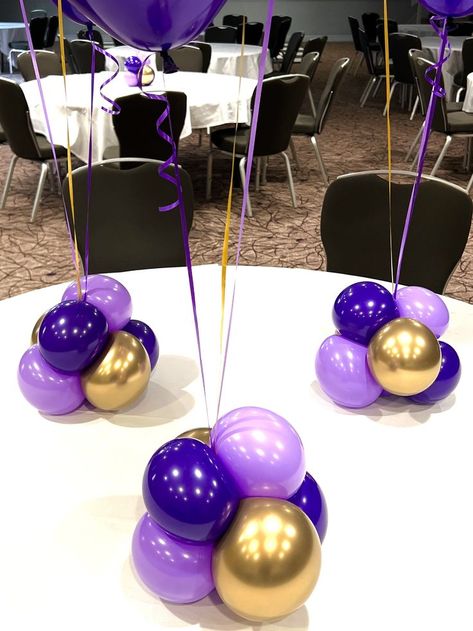 Balloon Table Decorations, Helium Balloons Birthday, Balloon Clusters, Small Balloons, Balloon Weights, Balloons Birthday, Make A Table, Gift Bouquet, Confetti Party