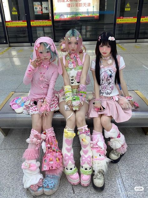 Harajuku Decora, Kawaii Outfit Ideas, Estilo Harajuku, Harajuku Outfits, Gyaru Fashion, Funky Outfits, Kawaii Fashion Outfits, Mode Inspo, J Fashion