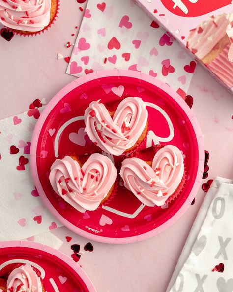 Heart Shaped Cupcakes, Cupcakes San Valentin, Shaped Cupcakes, Wilton 1m, Mini Bundt, Heart Shaped Valentines, Heart Cupcakes, Valentine Day Cupcakes, Holiday Cupcakes